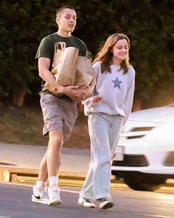 Knox và Vivienne,cặp sinh đôi nhà Angelina Jolie, sao hollywood 