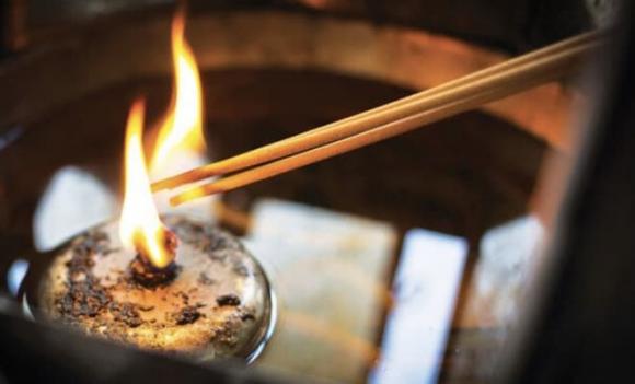 Tại sao thắp hương phải thắp ba nén, ý nghĩa của từng nén hương