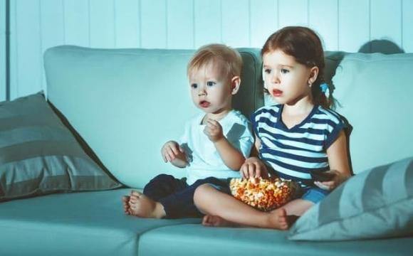 xem tv, dạy trẻ, chăm sóc trẻ, chăm trẻ, nghiên cứu của Harvard, trẻ xem TV, trẻ không xem TV, khoảng cách giữa trẻ xem TV và trẻ không xem TV, sự khác biệt giữa trẻ xem TV và trẻ không xem TV