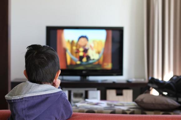 xem tv, dạy trẻ, chăm sóc trẻ, chăm trẻ, nghiên cứu của Harvard, trẻ xem TV, trẻ không xem TV, khoảng cách giữa trẻ xem TV và trẻ không xem TV, sự khác biệt giữa trẻ xem TV và trẻ không xem TV