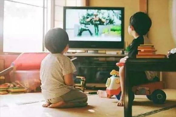 xem tv, dạy trẻ, chăm sóc trẻ, chăm trẻ, nghiên cứu của Harvard, trẻ xem TV, trẻ không xem TV, khoảng cách giữa trẻ xem TV và trẻ không xem TV, sự khác biệt giữa trẻ xem TV và trẻ không xem TV