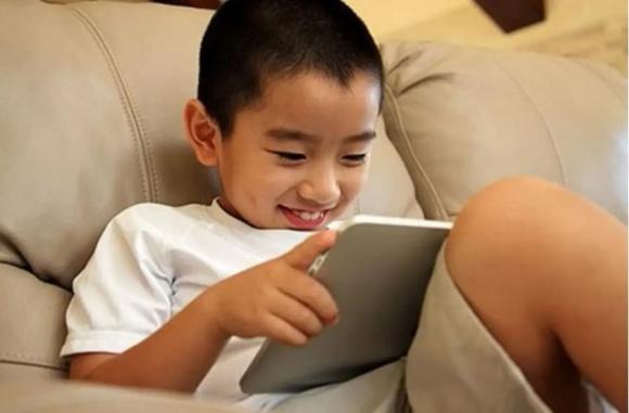 trẻ sử dụng điện thoại, trẻ em, chăm con, trẻ cấm chơi điện thoại, trẻ được phép chơi điện thoại di động