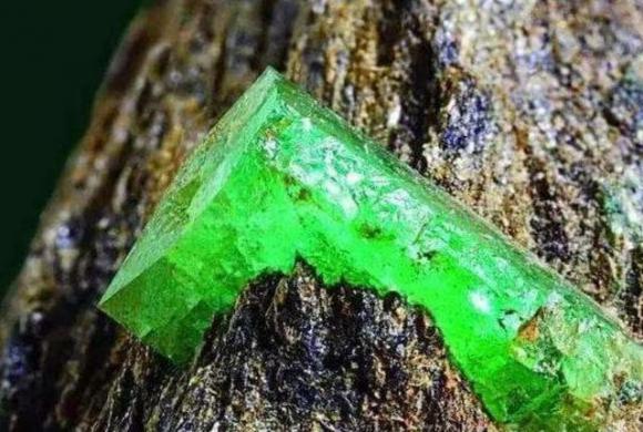 Con sông đắt nhất thế giới, sông Uyu, ngọc bích, loại đá giá trị hơn vàng