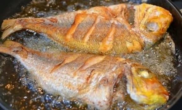 cách rán cá vàng giòn, mẹo rán cá, bí quyết rán cá không sát chảo