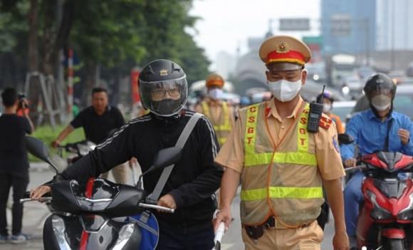 vi phạm giao thông, vượt đèn đỏ, mở cửa xe gây tai nạn