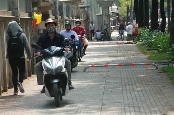 Phạt đi xe máy trên vỉa hè, vi phạm giao thông