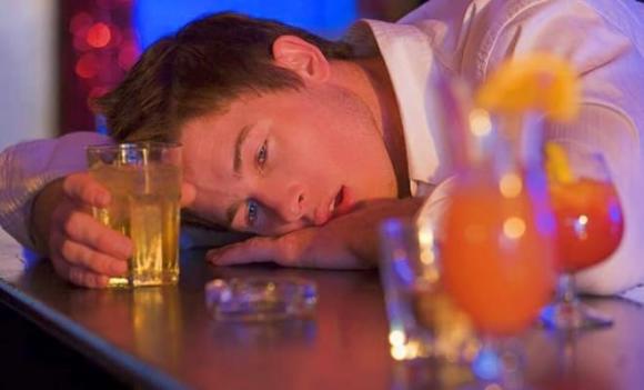 Tiền không vay hai, rượu không uống ba, đường không đi bốn