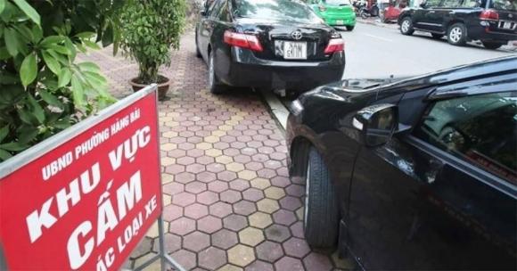 Phạt đi xe máy trên vỉa hè, vi phạm giao thông