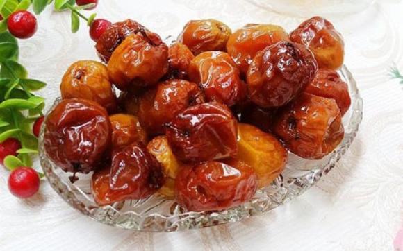 hạt ngày Tết, hạt dẻ cười, táo đỏ kẹp hạt óc chó, thực phẩm ngày Tết