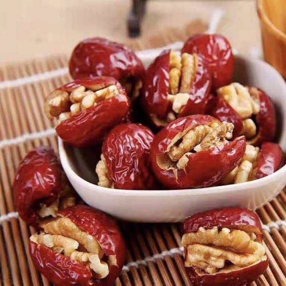 hạt ngày Tết, hạt dẻ cười, táo đỏ kẹp hạt óc chó, thực phẩm ngày Tết