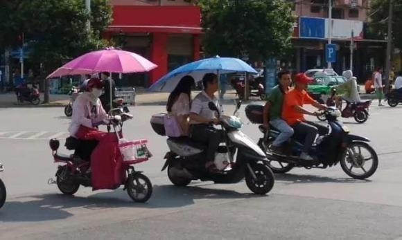 Dùng điện thoại khi đi xe, vi phạm luật giao thông