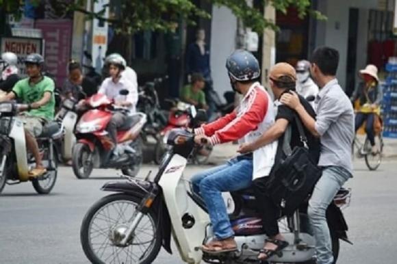 xe máy chở 3, xe máy chở 3 người, kiến thức 