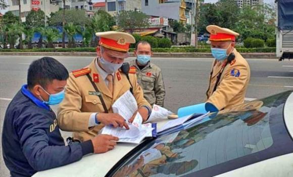 2 lỗi giao thông dễ mắc phải nhất, Vận chuyển hàng hóa không chằng buộc, để cửa xe mở