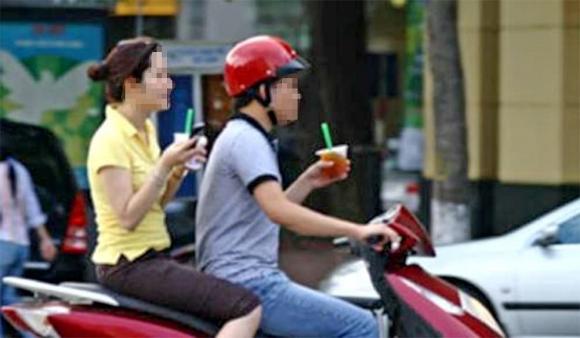Lái xe bằng một tay, vi phạm luật giao thông