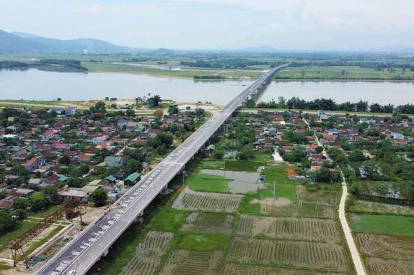 cầu bắc qua hai dòng sông ở Việt Nam
