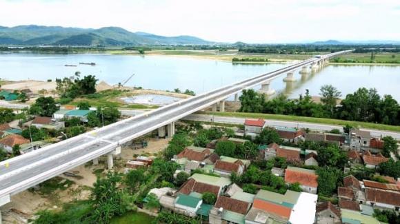 cầu bắc qua hai dòng sông ở Việt Nam