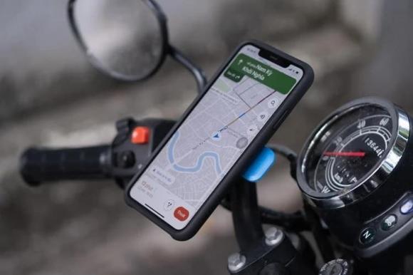 gắn điện thoại xem Google Maps khi lái xe , vi phạm luật giao thông