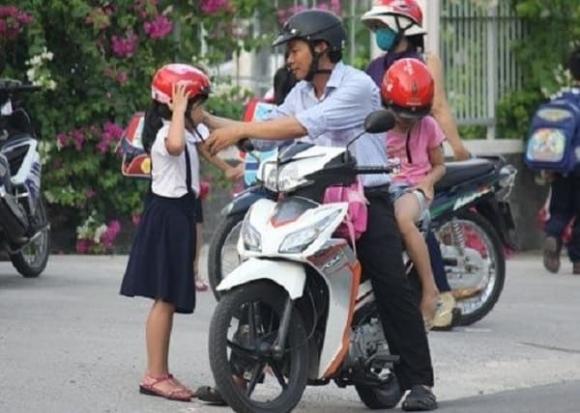 Trẻ em từ bao nhiêu tuổi thì phải đội mũ bảo hiểm, vi phạm luật giao thông