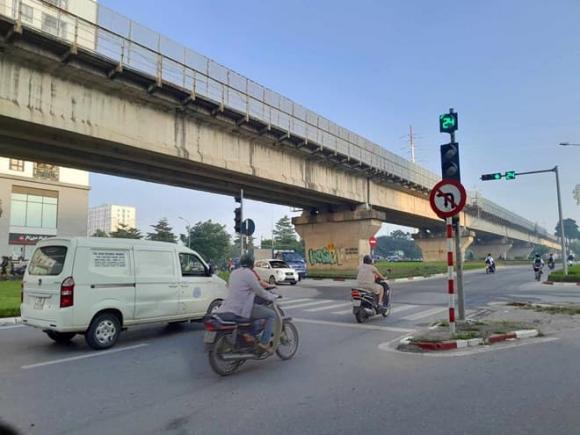 Đèn xanh bật mà không di chuyển, vi phạm giao thông