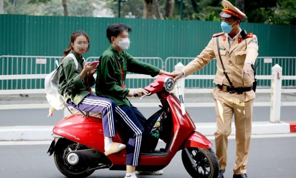 không có bằng lái, vi phạm giao thông, đủ tuổi không bằng lái