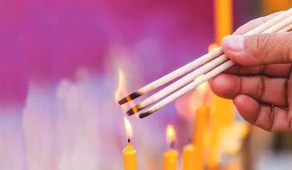 thắp hương ngày Tết
