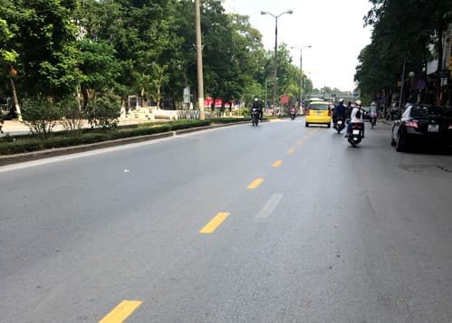 vạch kẻ đường màu trắng, vạch kẻ đường màu vàng