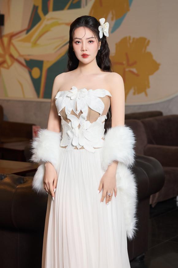 Á hậu thuỵ vân, sao việt