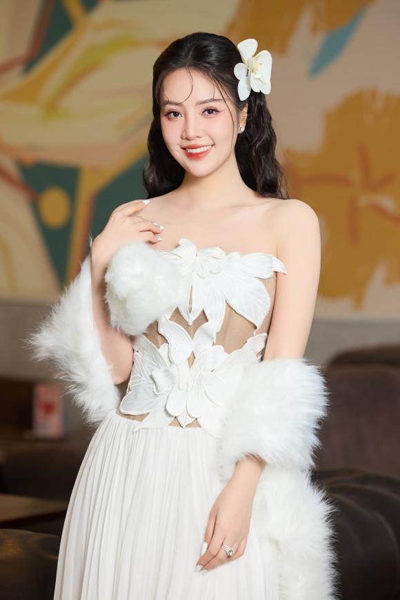 Á hậu thuỵ vân, sao việt