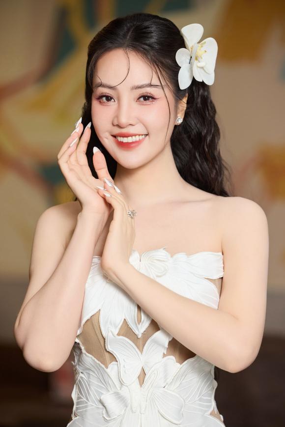 Á hậu thuỵ vân, sao việt