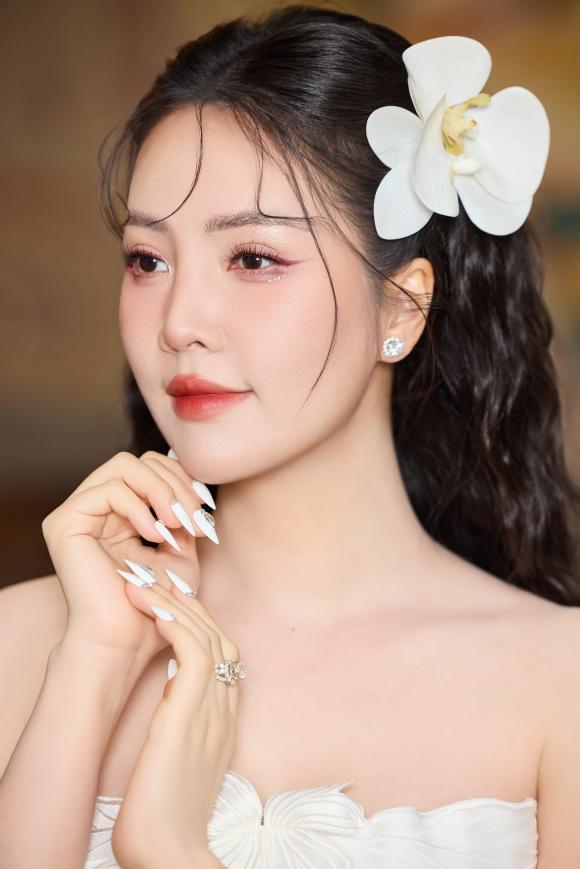 Á hậu thuỵ vân, sao việt