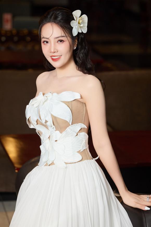 Á hậu thuỵ vân, sao việt