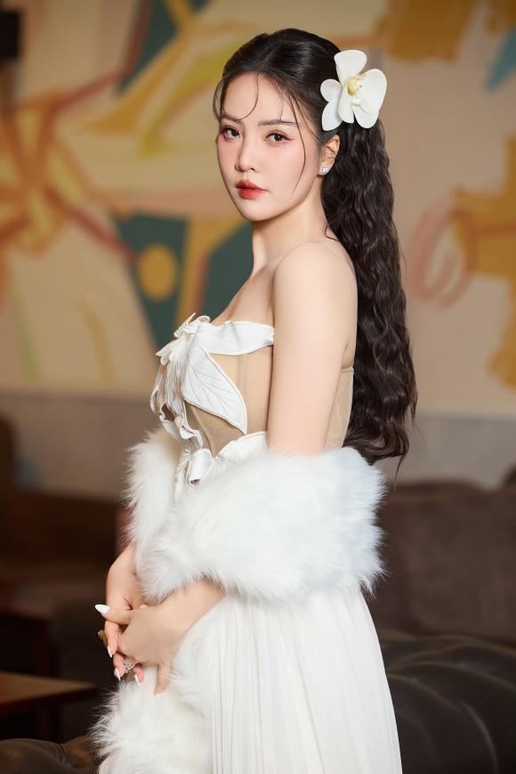 Á hậu thuỵ vân, sao việt