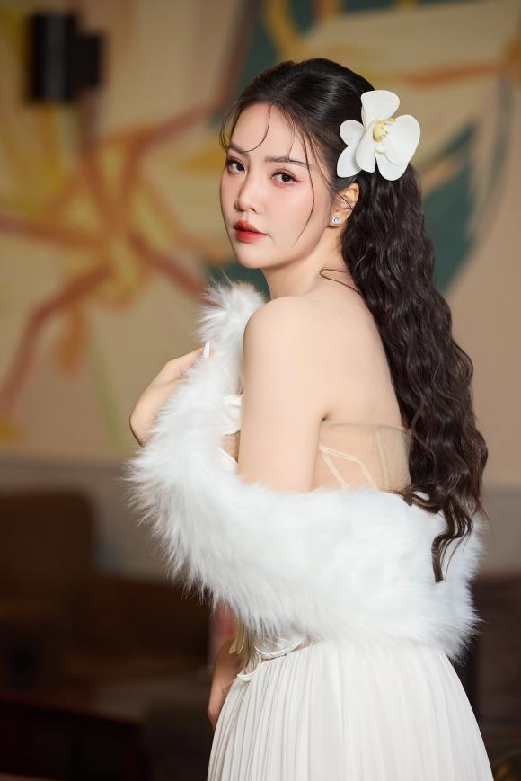 Á hậu thuỵ vân, sao việt