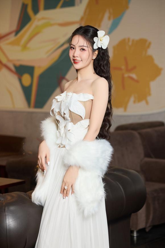 Á hậu thuỵ vân, sao việt