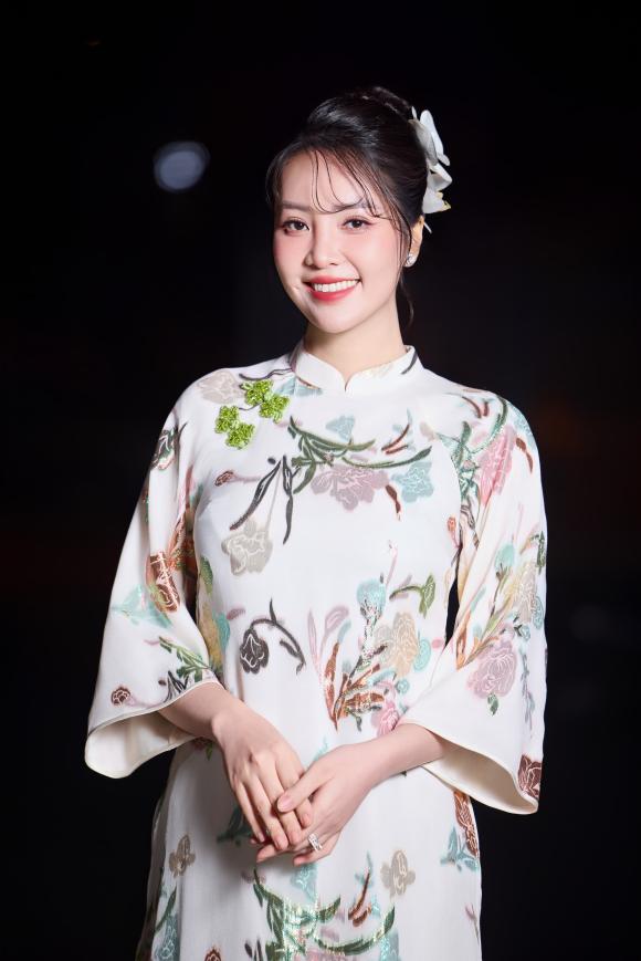 Á hậu thuỵ vân, sao việt