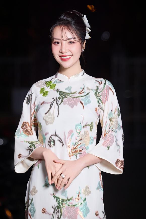 Á hậu thuỵ vân, sao việt