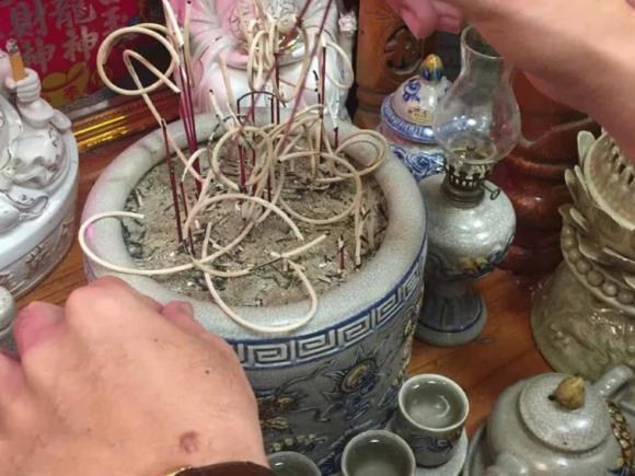 xê dịch bát hương khi bao sái bàn thờ có sao không