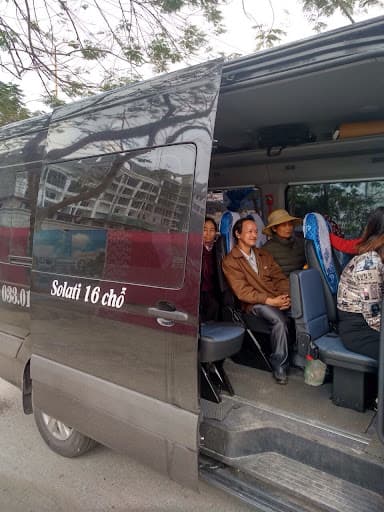 ô tô chở khách không đóng cửa khi đang chạy