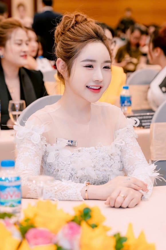 bui-kim-tuyen-hoa-hau-the-gioi-nguoi-viet (1).jpg 1 Hoa hậu người Việt, Bùi Kim Tuyến