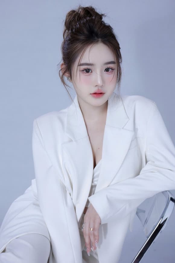 bui-kim-tuyen-hoa-hau-the-gioi-nguoi-viet (1).jpg 0 Hoa hậu người Việt, Bùi Kim Tuyến