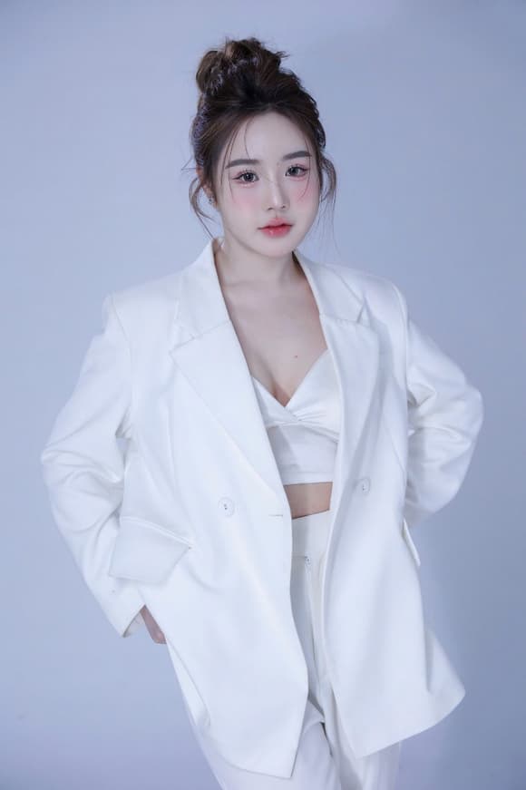 bui-kim-tuyen-hoa-hau-the-gioi-nguoi-viet (1).jpg 1 Hoa hậu người Việt, Bùi Kim Tuyến