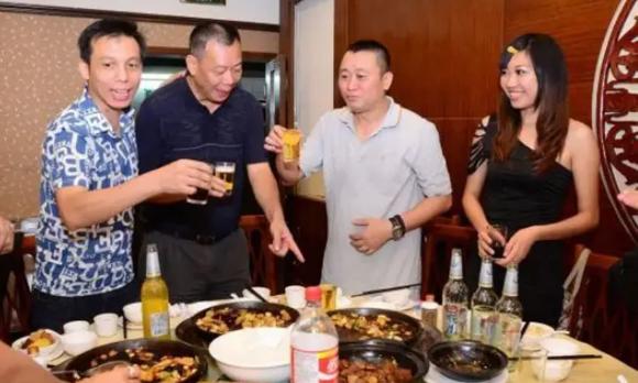 cuộc sống trẻ, người tài giỏi trên bàn rượu, bữa tiệc công sở
