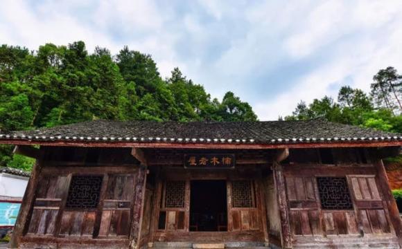 nhà cấp bốn, nhà gỗ, nhà cũ 