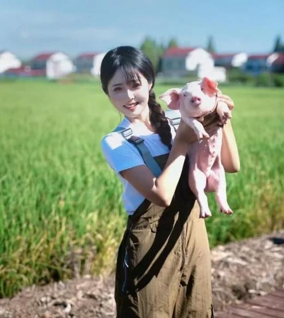 Mỹ nhân nuôi lợn, cựu tiếp viên hàng không