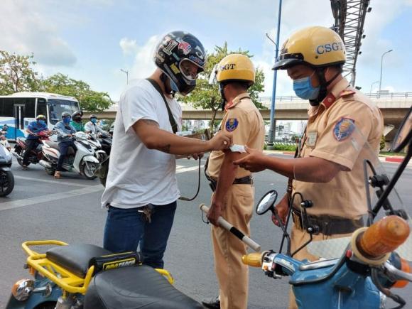 Nghị định 168, mức phạt đi xe máy lên vỉa hè