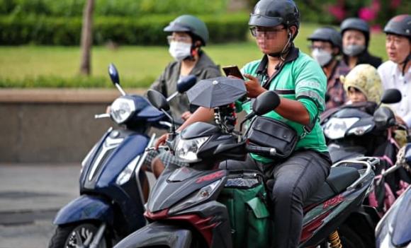 Đeo tai nghe, vi phạm giao thông, điều khiển xe máy 