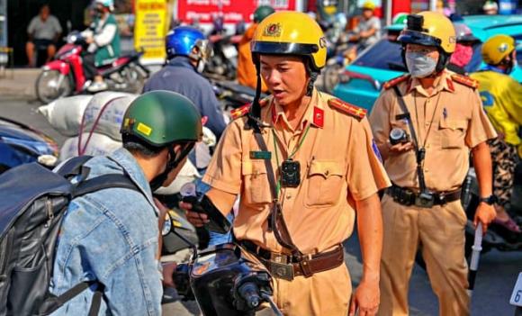 Uống rượu bia, dắt xe qua chốt CSGT, vi phạm giao thông