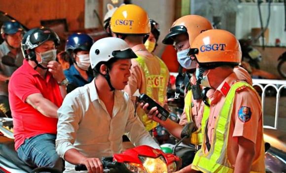 Uống rượu bia, dắt xe qua chốt CSGT, vi phạm giao thông