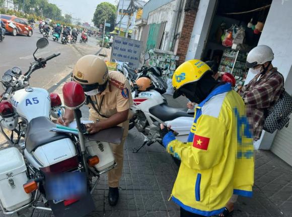 gắn điện thoại trên xe, gắn điện thoại bị phạt, kiến thức