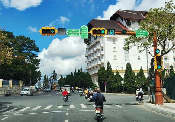 tài xế không đi khi đèn xanh bật sẽ bị phạt, vi phạm giao thông